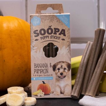 Visa detaljer för Banan & pumpa - Soopa Puppy Sticks veganska tuggpinnar, 4-pack Soopas smak banan och pumpa kommer i en ljusbrun/vit förpackning.