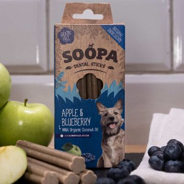 Visa detaljer för Äpple & Blåbär - Soopa Sticks veganska tuggpinnar, 4-pack Veganska tuggpinnar i smaken äpple och blåbär formade som en blomma.