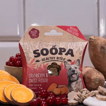 Visa detaljer för Tranbär & sötpotatis - Soopa Bites veganska hundgodis Soopas smak tranbär och sötpotatis kommer i en vinröd förpackning.