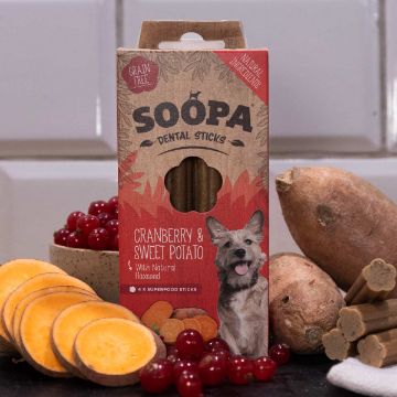 Visa detaljer för Tranbär & sötpotatis- Soopa Sticks veganska tuggpinnar, 4-pack Soopa sticks i smaken tranbär och sötpotatis kommer i en vinröd förpackning.