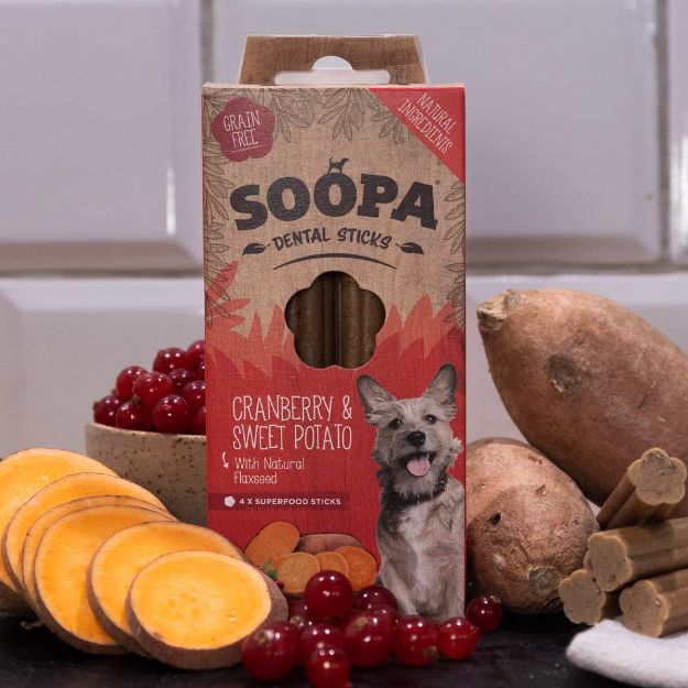 Soopa sticks i smaken tranbär och sötpotatis kommer i en vinröd förpackning.