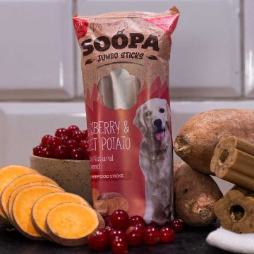 Visa detaljer för Tranbär & sötpotatis - Soopa Jumbo Sticks veganska tuggpinnar, 2-pack Jumbo sticks från Soopa kommer förpackade två och två.