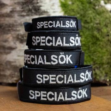 Visa detaljer för Specialsök-halsband, handsydda i Sverige Svart halsband med ljusgrått broderi SPECIALSÖK