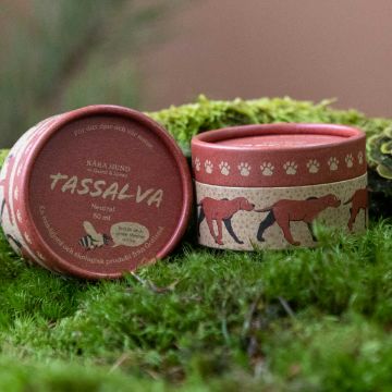 Visa detaljer för Kära Hund  🐝 🌻  ekologisk tassalva Neutral, 60 ml Förebyggande tasssalva av bivax. Fin pappersförpackning med röd dekor.