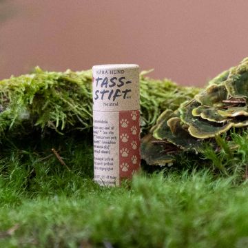 Visa detaljer för Kära Hund  🐝 🌻  ekologiskt tasstift Neutral, 8,5 gram Litet tasstift från Kära Hund. Perfekt i fickan, samma storlek som cerat.