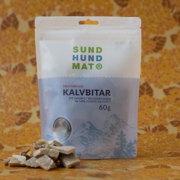 Visa detaljer för Kalvbitar - frystorkat hundgodis, Sund Hundmat Frystorkade kalvbitar från Sund hundmat kommer i en praktisk återförslutningsbar påse.
