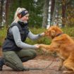 Tjej med hundtränarväst från Non-stop. 