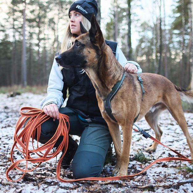 Tjej med Friction long line och hund med line harness 