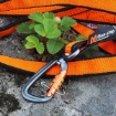 Non-stop bungee leash har en twist-lock karbinhake som kan rotera .