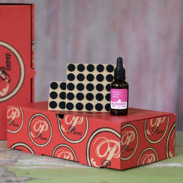 Visa detaljer för Doftprov / behållarsök nosework kit I detta nosework kit ingår 12 pizzakartonger (2 syns på bilden), svarta möbeltassar och ett 30 ml hydrolat.