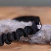 Hundleksak gjord av fårskinn och svart expander.