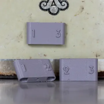 Visa detaljer för POCKET COMBI 🐶 magnetisk dofthållare 3-pack grå Magnetisk dofthållare med märkning för att kunna sätta kombigömmor i nosework.