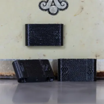 Visa detaljer för POCKET COMBI 🐶 magnetisk dofthållare 3-pack svart Magnetisk dofthållare med märkning för att kunna sätta kombigömmor i nosework.