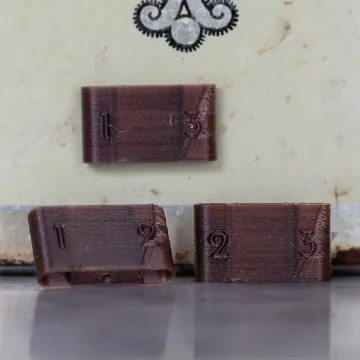 Visa detaljer för POCKET COMBI 🐶 magnetisk dofthållare 3-pack rostbrun Magnetisk dofthållare med märkning för att kunna sätta kombigömmor i nosework.