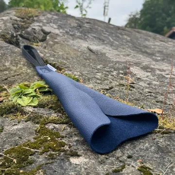 Visa detaljer för Kampskinn 35 cm - svensktillverkad Mörlblått kamskinn 35 cm