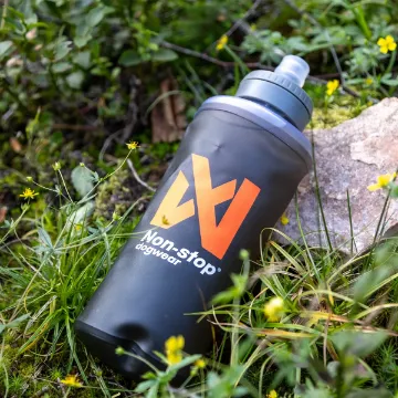 Visa detaljer för Non-stop dogwear Softflask - mjuk vattenflaska 500 ml Softflask är mörkgrå med non-stops logga på.