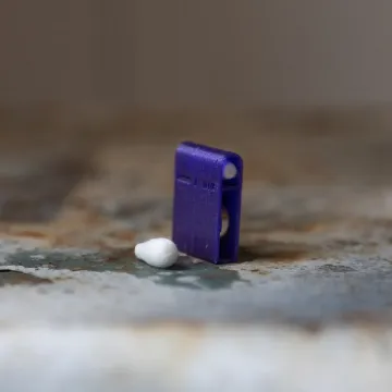 Visa detaljer för POCKET 🐶 magnet dofthållare lila Liten magnetisk dofthållare i lila gjord för att användas ihop med tops.