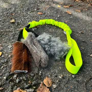 Visa detaljer för Bläckfisken med kaninpäls, koskinn och fårskinn Bläckfisken, hundleksak med koskinn, fårskinn och kaninskinn. Gul expander.