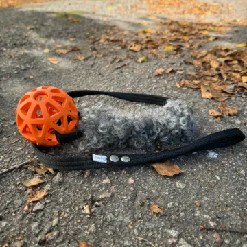 Visa detaljer för Challe gallerboll, fårskinn med fast handtag Challe med orange gallerboll och fast handtag