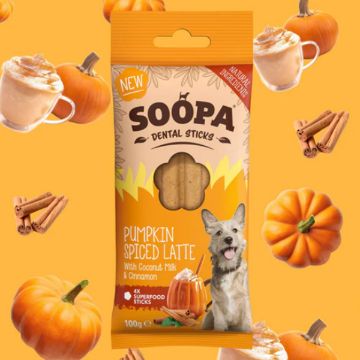 Visa detaljer för Pumpkin Spiced Latte - Soopa Sticks veganska tuggpinnar, 4-pack Tuggpinnar Pumpkin Spiced Latte från Soopa, i förpackningen ligger fyra dental sticks.