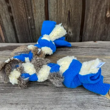 Visa detaljer för Kampfläta i teddy, fleece och kaninskinn - 40 cm Kornblå kampfläta med fleece, teddy och kaninskinn