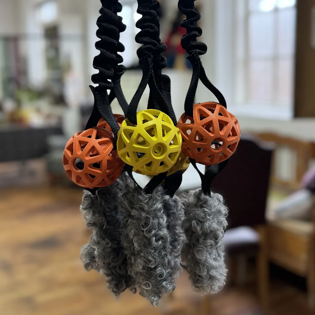 Bild på DORIS gallerboll med fårskinn och expander