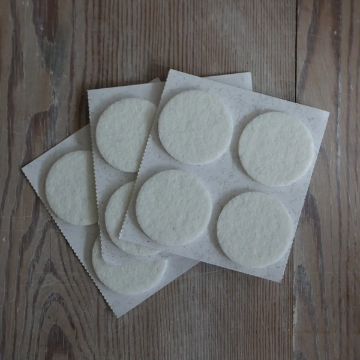 Visa detaljer för Doftbärare vit -  ø 38 mm möbeltassar Möbeltassar till nosework.