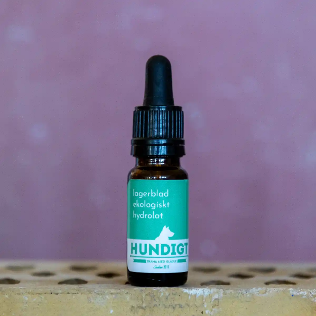 Ekologisk hydrolat lagerblad kommer i en brun flaska med pipett.