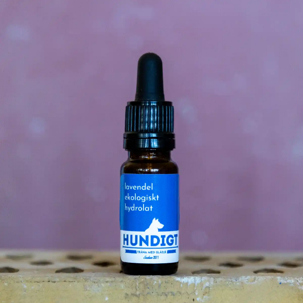 Ekologisk hydrolat lavendel kommer i en brun flaska med pipett.