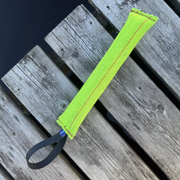 Visa detaljer för Grön belöningsrulle 30 cm, återvunnen brandslang Grön kamprulle av åtevunnen brandslang med ett handtag.