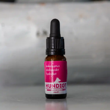 Ekologisk hydrolat av eukalyptus till Nose Work. Introduceras som första doftämne. Ekologisk hydrolat eukalyptus kommer i en brun flaska med pipett.