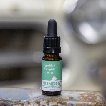 Visa detaljer för Lagerblads-hydrolat Nose Work, Opella 10 ml Ekologiskt hydrolat till nosework kommer i en brun flaska med pipett.