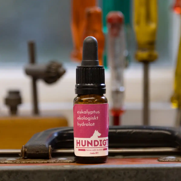 Ekologisk hydrolat eukalyptus från Crearome kommer i en brun flaska med pipett.