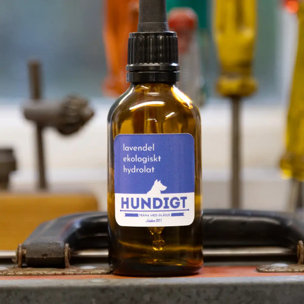 Ekologiskt lavendelhydrolat till nosework från Crearome i en brun 50 ml flaska med pipett.