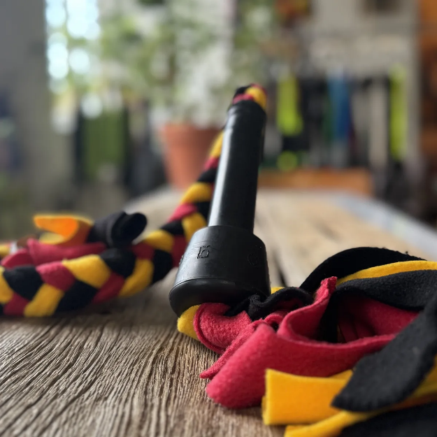 Hundleksaken KOmpis De Lux i gul, röd och svart