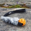 23	Hundleksak Hector, orange boll, svart expander och fårskinn på mitten.