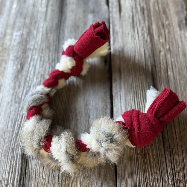 Röd kampfläta med fleece, teddy och kaninskinn