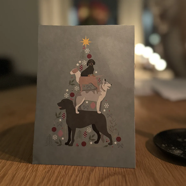 Julkort med hundar i pyramid som bildar en fin hundig julgran