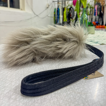 Fårex är en fluffig fårskinsleksak med kort, fast expander och bekvämt handtag.