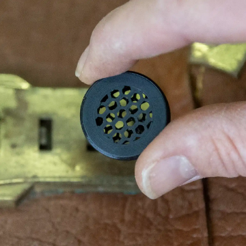 Svart dofthållare till nose work med hål på båda sidor.