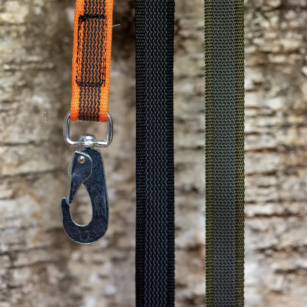 Antiglidkoppel med karbinhake - 18 mm brett och 3 meter långt. I färgerna orange, svart och skogsgrönt