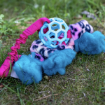 Hundleksaken Nita från Jami med turkos boll, ceriserosa expander och rosa fleecearmar