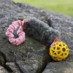 Challe har en gul galleboll och ett rosa expanderhandtag
