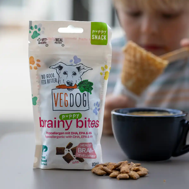 Brainy Bites är ett veganskt hundgodis som kommer i små krispiga bitar.