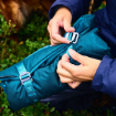 Trekking Dog Bed är enkel att rulla ihop och ta med på äventyr. Hakar gör att den förblir hoprullad.